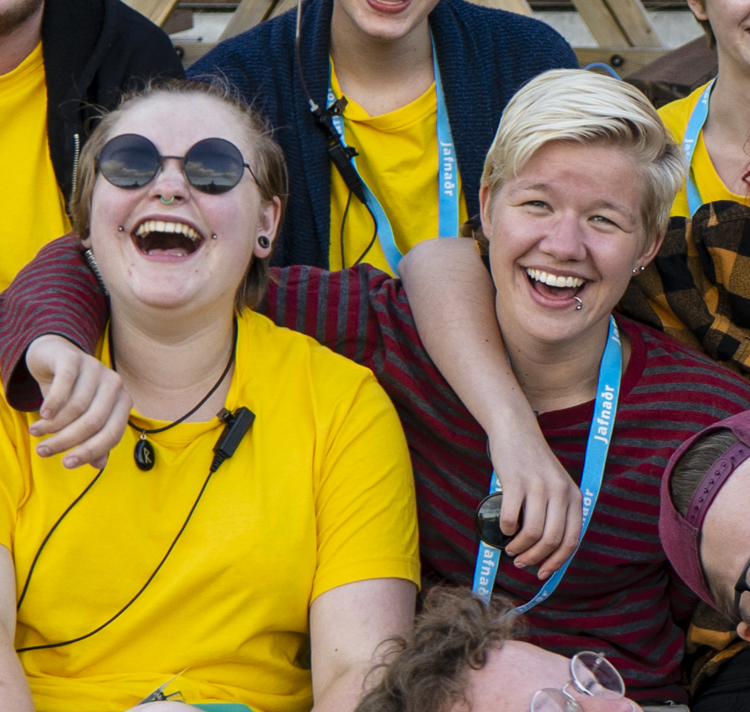 2 personer smiler