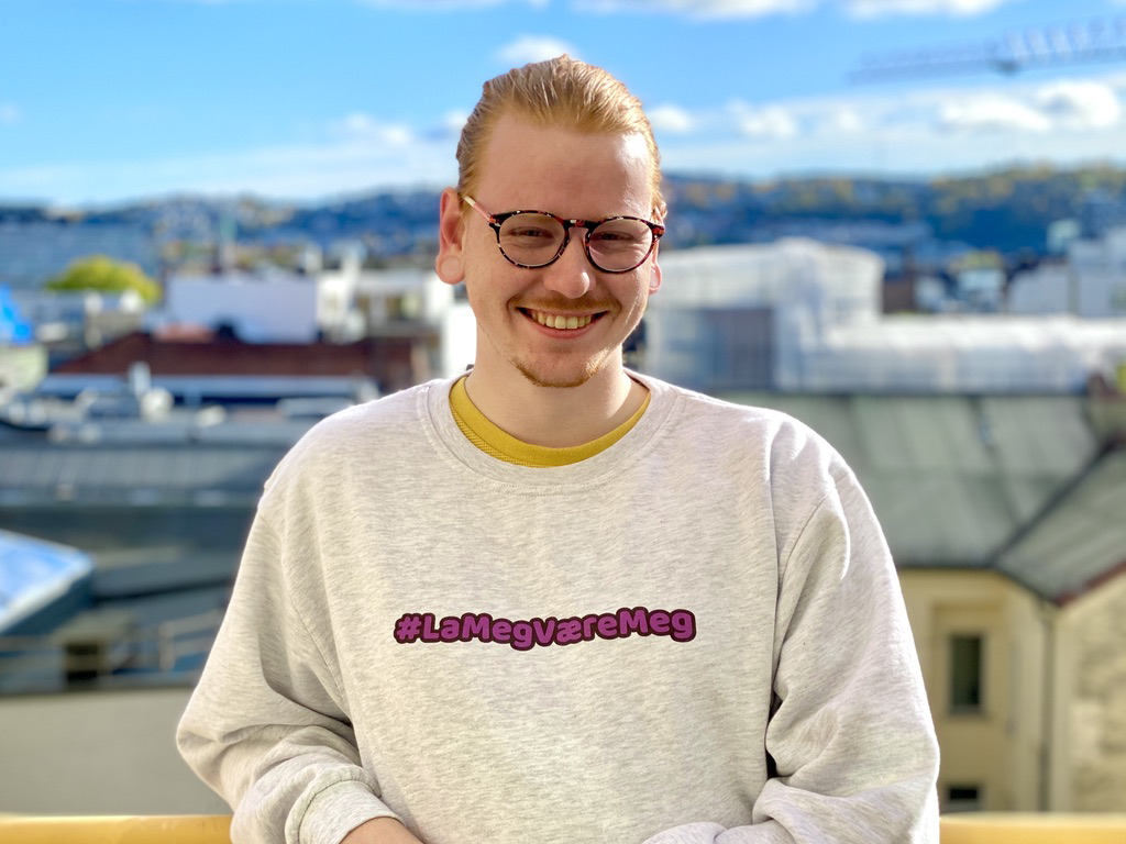 Leder Odd Thomassen i Skeiv Ungdom iført kampanjegenser.